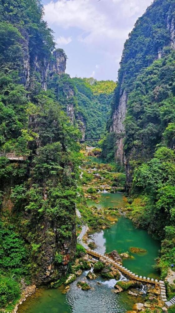 湘西古苗河风景区位于湘西土家族苗族自治州花垣县境内,古苗河背负