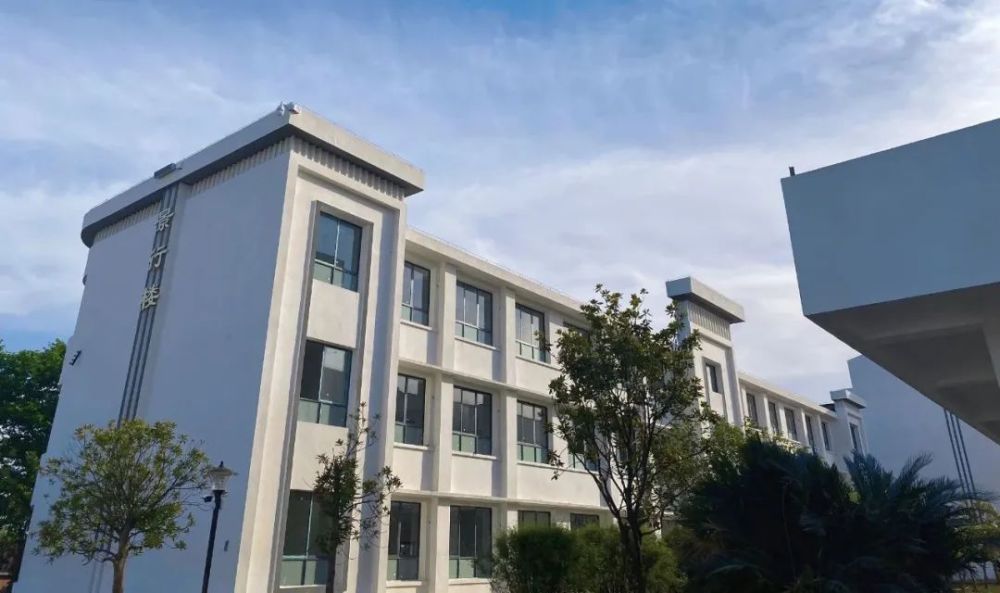 经验的一线教师,在此筹建长沙浏阳景雅高级中学(以下简称景雅高中)