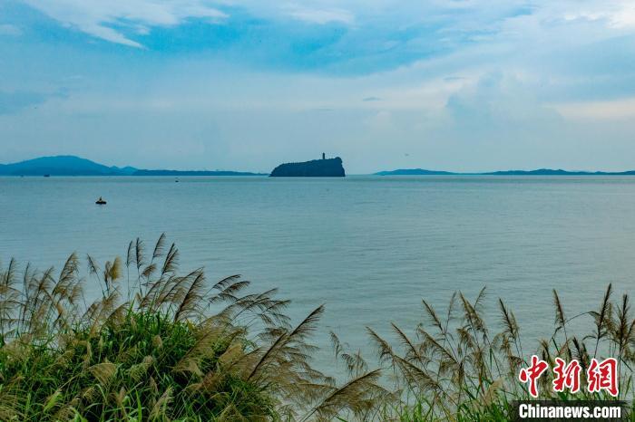 进入丰水期的鄱阳湖烟波浩渺,江西湖口水域的鞋山岛,独岛耸峙,风景独