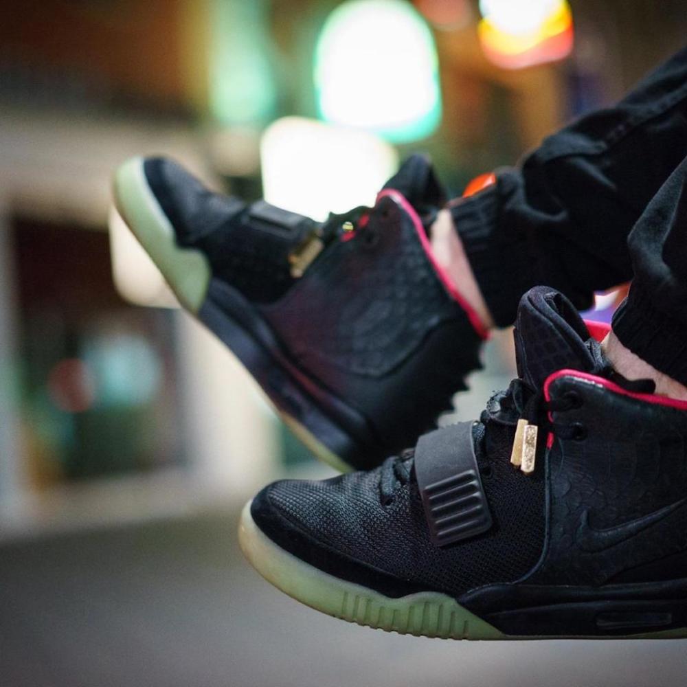 yuki350v22012年6月 nike air yeezy ii千呼万唤般映入了眼帘.