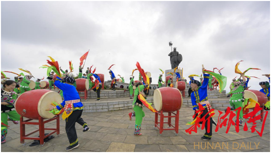 凤凰苗族花鼓进乡村奏响民族团结协奏曲