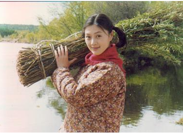 的事业迎来了高峰,她凭借一部《女人不哭》,成为了家喻户晓的演员