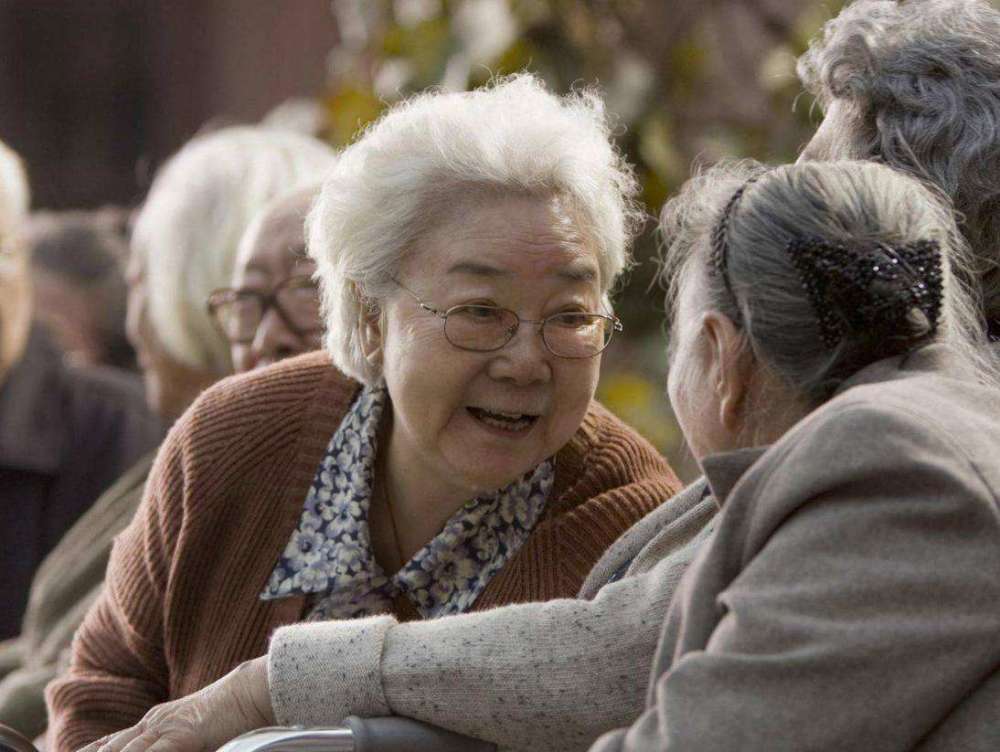 梦见自己给死去的外婆钱，梦境背后的情感与寓意