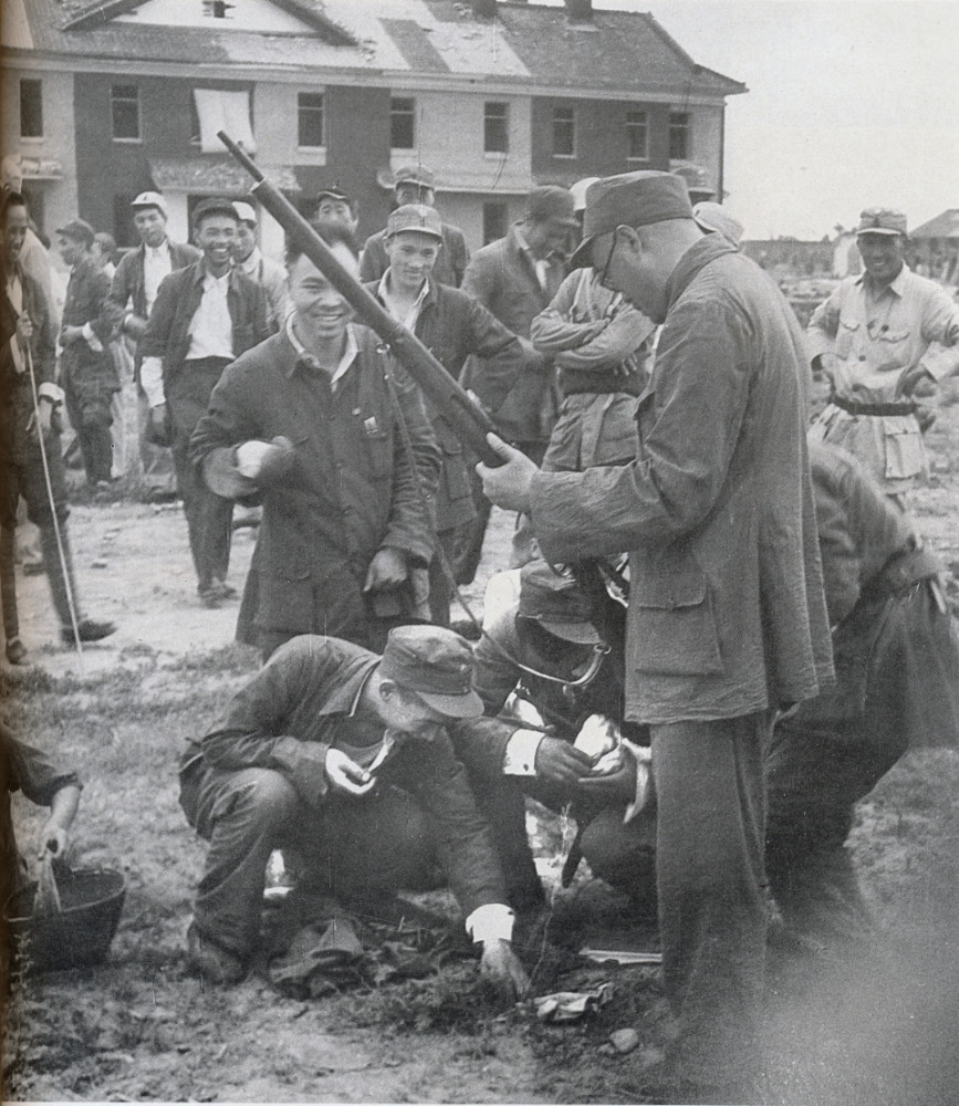 1946年9月,晋冀鲁豫野战军发动定陶战役,图为大杨湖我军机枪阵地