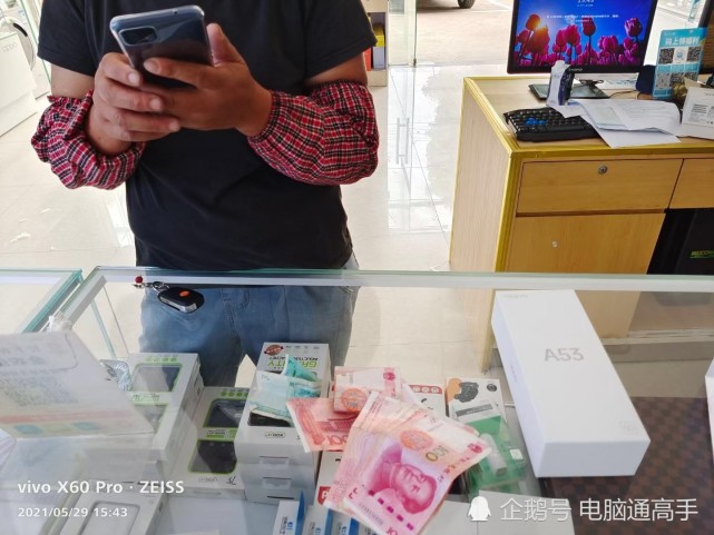 母亲带大学生女儿进店买手机,女孩太过分,对不起,我没