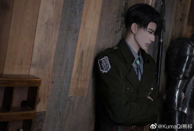 《进击的巨人》利威尔·阿克曼的cosplay,心动颜值,眼神简直苏炸了啦!