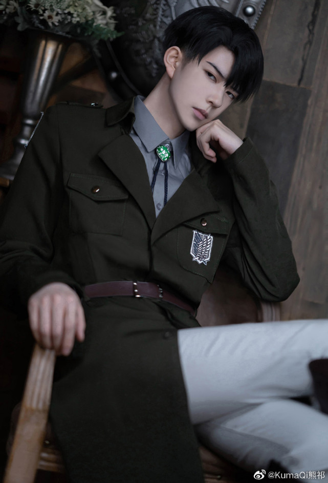 《进击的巨人》利威尔·阿克曼的cosplay,心动颜值,眼神简直苏炸了啦!