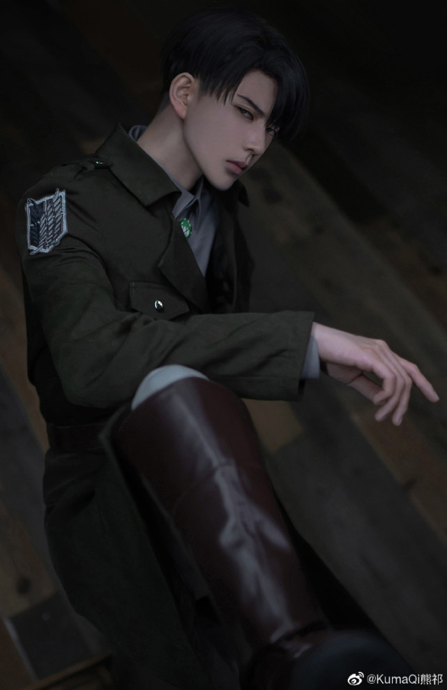 《进击的巨人》利威尔·阿克曼的cosplay,心动颜值,眼神简直苏炸了啦!