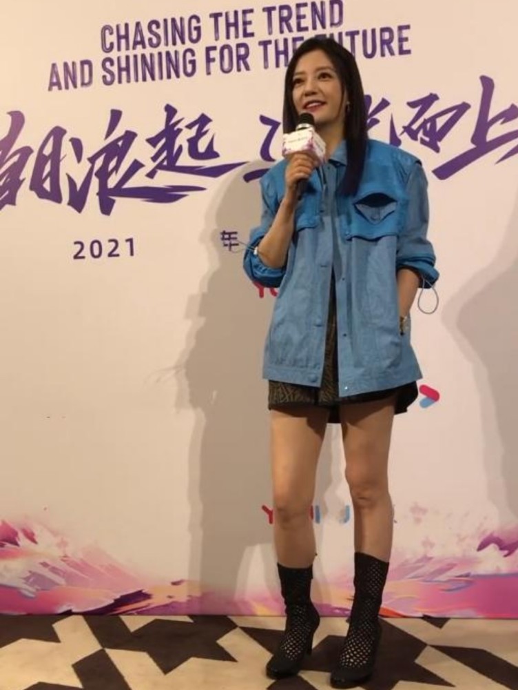 赵薇穿牛仔外套配下衣失踪,气质依旧没变化,穿短鞋身高像一米五