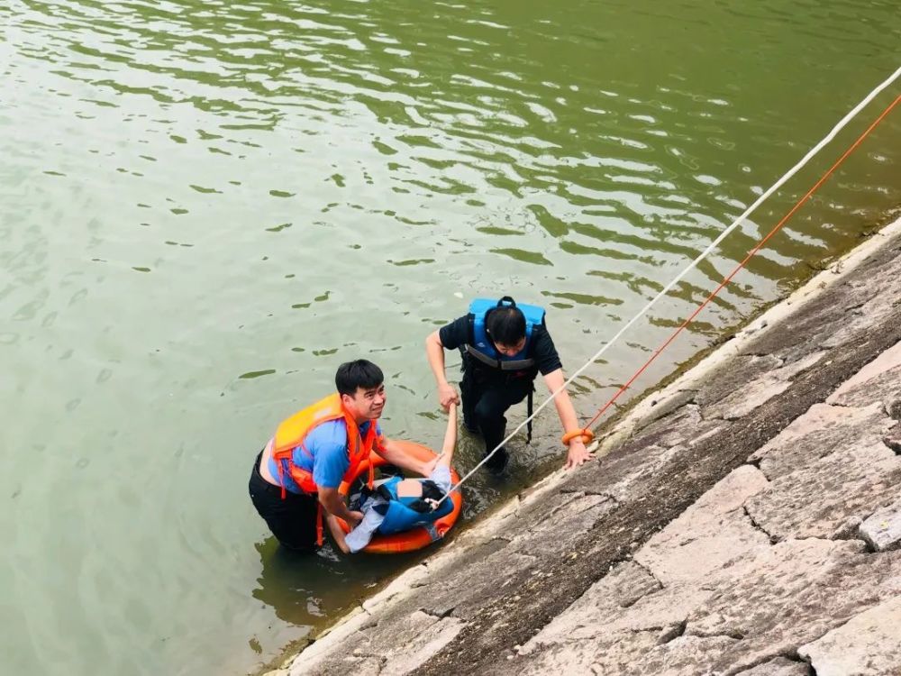绍兴一女子因生活压力跳河轻生!营救上岸时人已昏迷