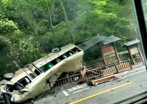 (照片为现场游客拍摄 2021年6月12日14:06时,眉县太白山森林公园交通