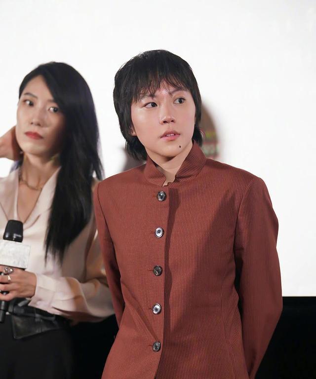 窦靖童一身咖啡套装亮相搭配短发气质独特脚上鞋子成亮点