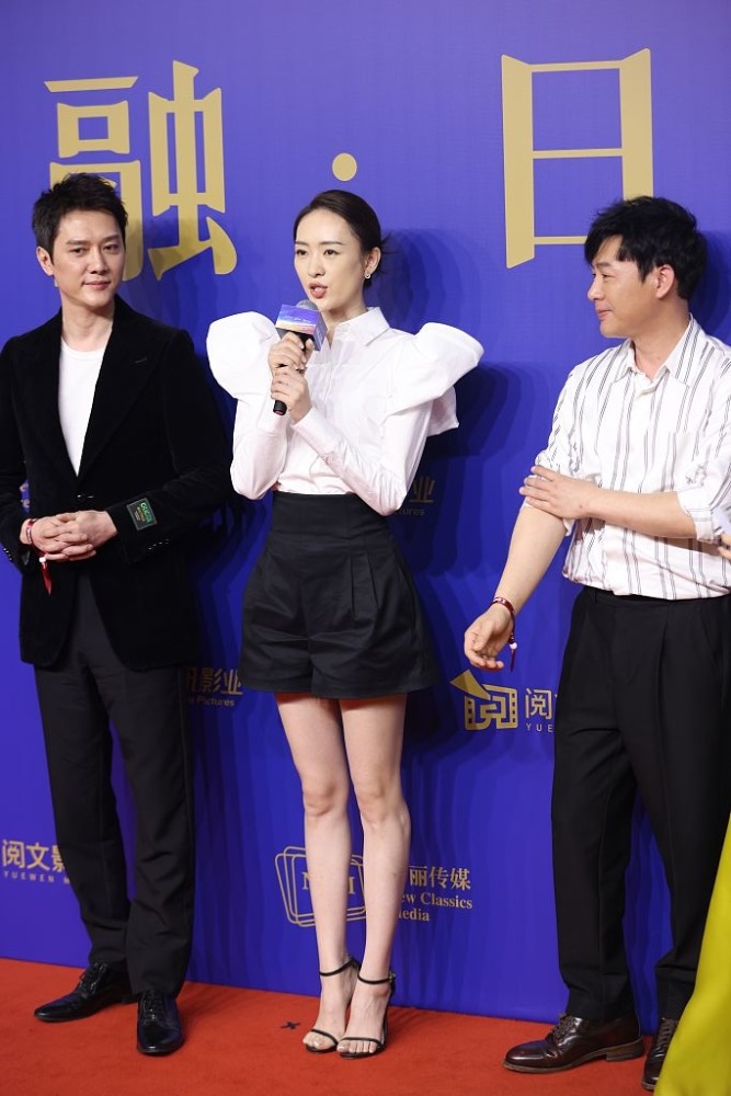 冯绍峰离婚后首亮相黑西装状态佳 视后童瑶秀腿郭麒麟