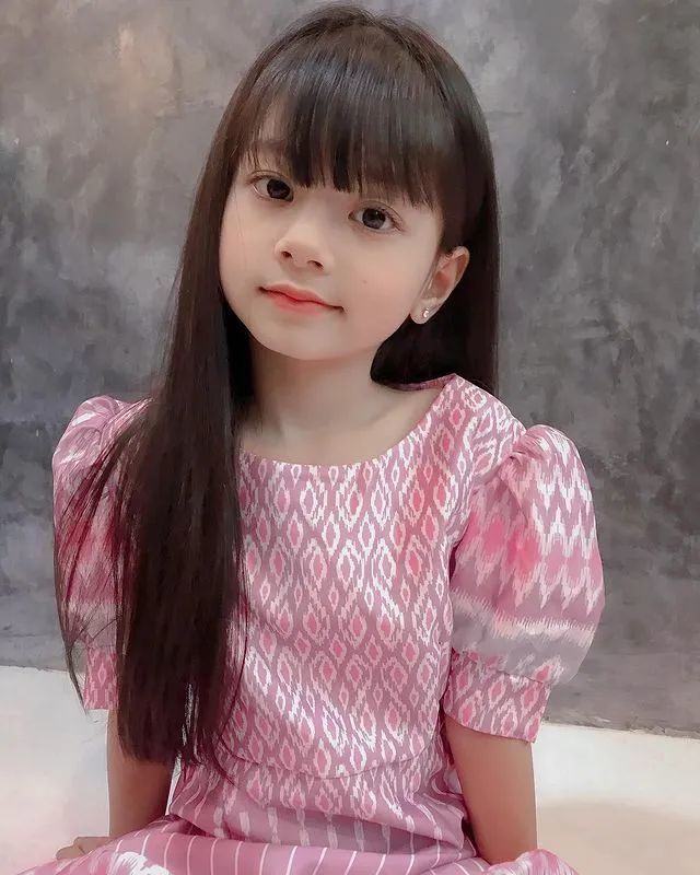 7岁的泰国小女孩因神仙颜值而吸粉11万被封为小lisa