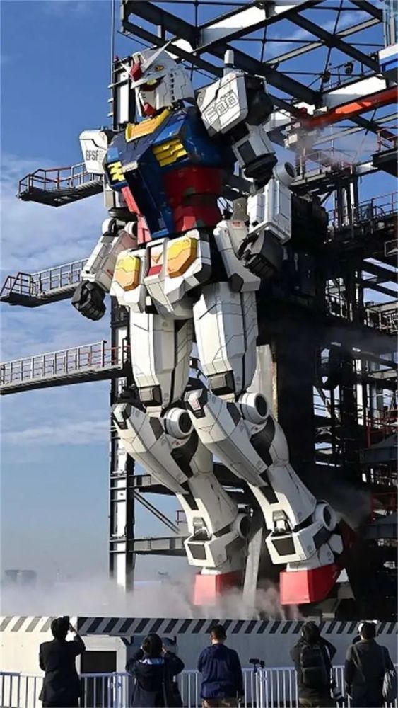 一台高达机器人1:1巨型模型在横滨码头亮相,日本.
