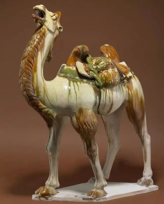 唐三彩骆驼(其实也是一种带釉的陶器)