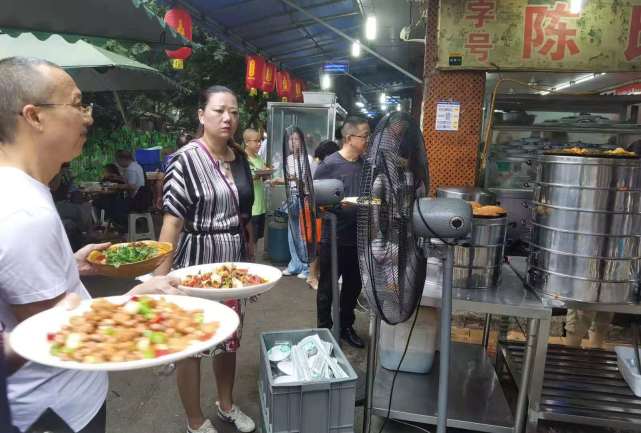 吃饭像赶场 自己动手抢菜 三轮车运菜 洞子口陈凉粉