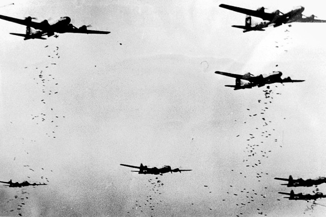 东京大轰炸旧照:轰炸机如小鸡下蛋丢炸弹,轰炸后的