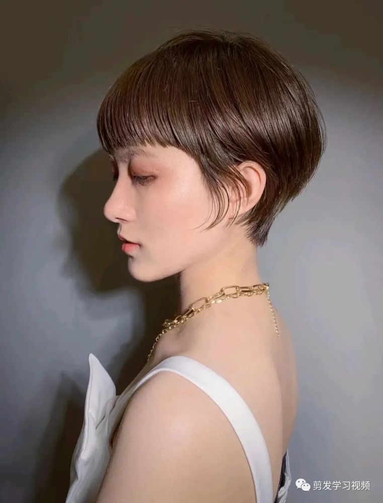 齐脖的波波头还是很流行的,今年好像更短一点了,但现在不少妹子都喜欢