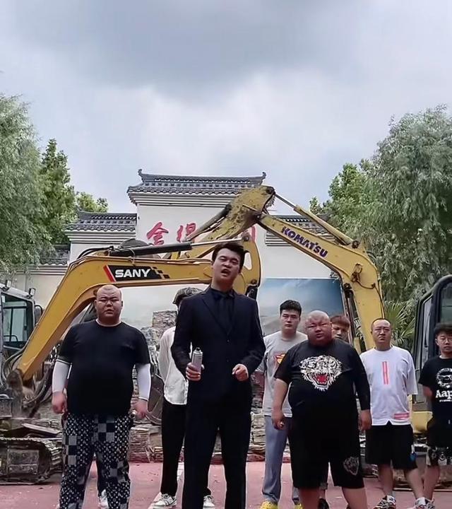 网红为了炒作故意拆房子博眼球,网友:建议封杀!