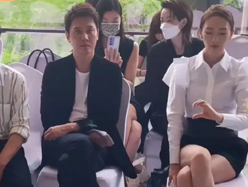 冯绍峰离婚后首次出镜全程不在状态现场对搭档童瑶也爱答不理