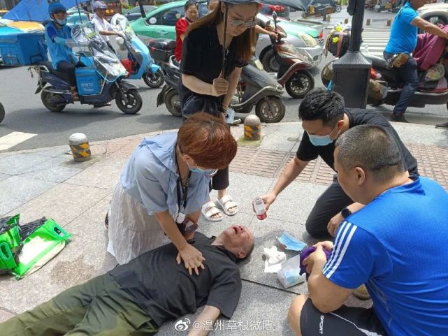 大爷晕倒温州小姐姐跪地救人
