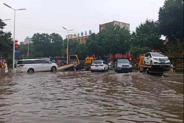 水不退人不撤濮阳突降特大暴雨城区积水严重直击防汛第一仗