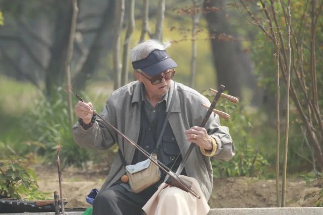 拉二胡的老者是郝尧村东头的郝心正.