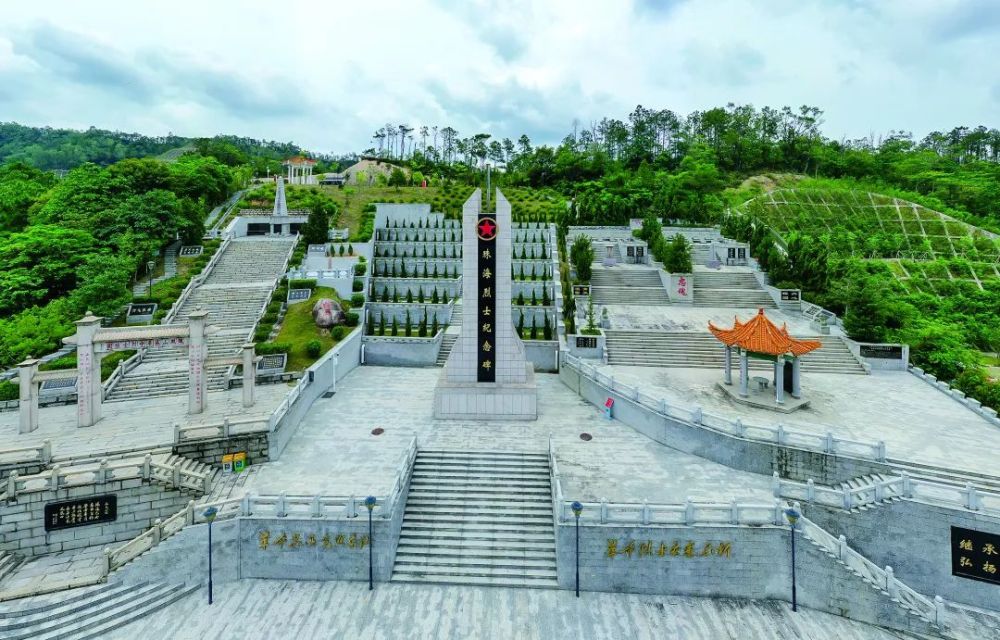 陵园碑刻铭记着1937年至1949年间凤凰山地区为革命牺牲的冯培正等127