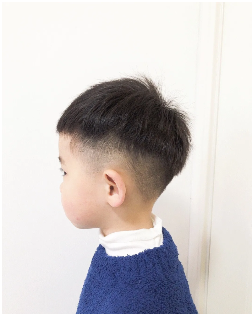 剪这种超短的发型,小男孩的头型一定要够标准,如果头型不够圆润饱满的