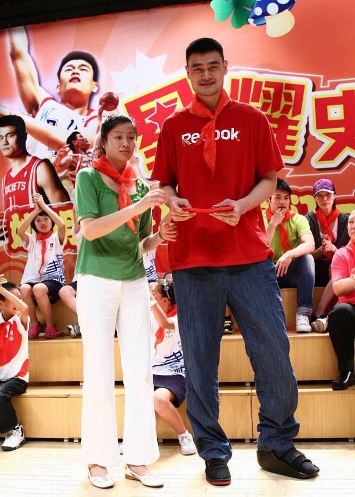姚明高的真实老婆1米9被显成1米6穿绿色减龄更显娇小了
