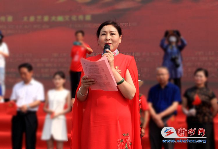 山西省旗袍文化研究会忻州分会会长袁綝悦致词 上午9时,活动正式开始