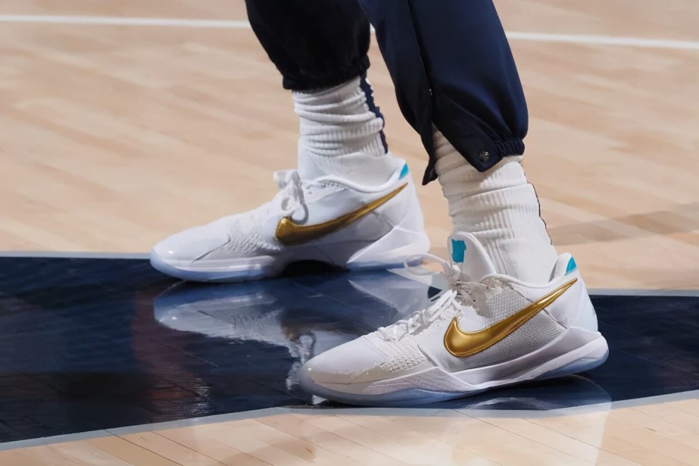 nba球鞋上脚:字母哥垫脚欧文,心疼欧文一秒钟!