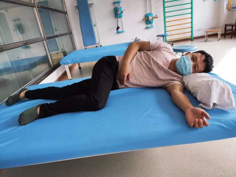 患侧卧位01训练正确的卧姿其实对于偏瘫病人而言,不仅要翻身防褥疮