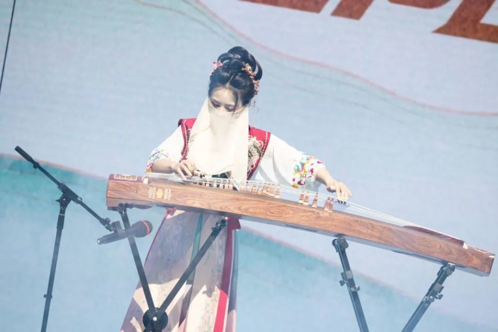 战队华服展示 b站百大up主墨韵也在现场进行了古筝演奏《legends