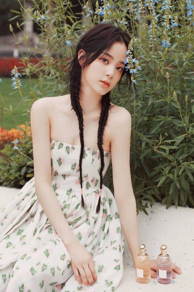 欧阳娜娜盛夏写真弥漫浪漫花香 编双麻花辫秀香肩甜美