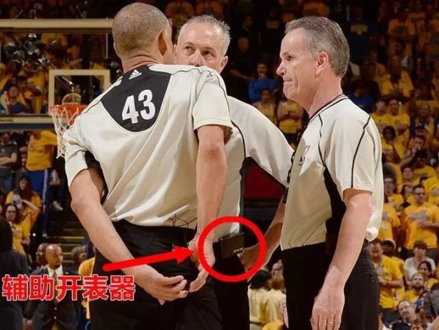 篮球比赛裁判一吹口哨,计时器就暂停是什么原理?