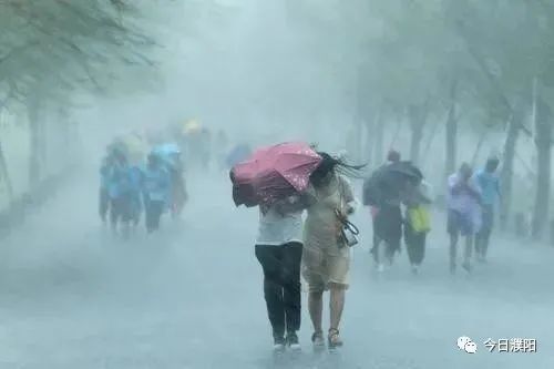 濮阳暴雨的天气形势仍然存在,河南山东苏北皖北和东北仍然有极端局地