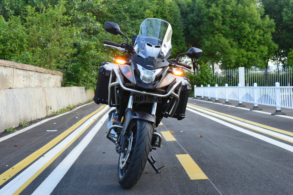 cb400x的车头和本田cb500x基本相同,除了大灯的造型略有出入之外.