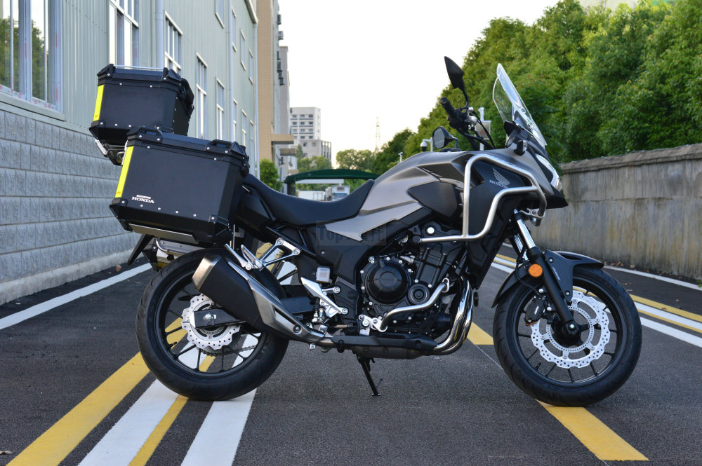 cb400x的车头和本田cb500x基本相同,除了大灯的造型略有出入之外.