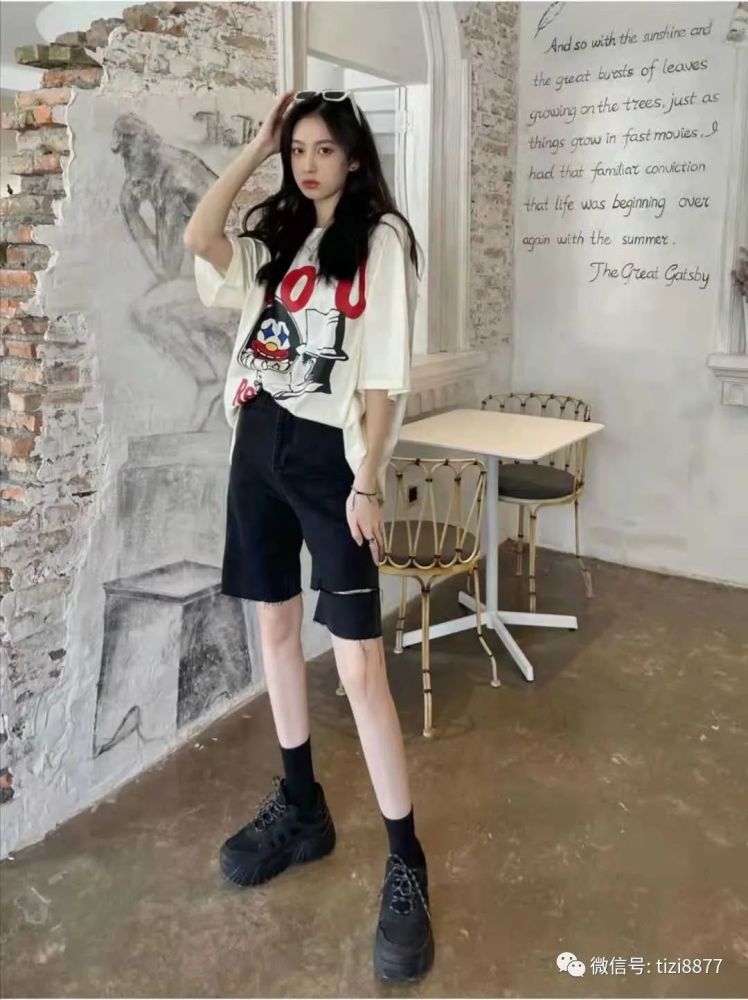 宽松大版t恤下面搭配什么衣服好看
