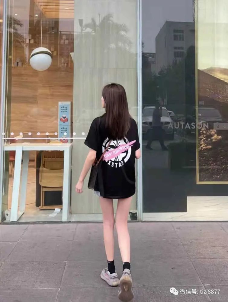 宽松大版t恤下面搭配什么衣服好看