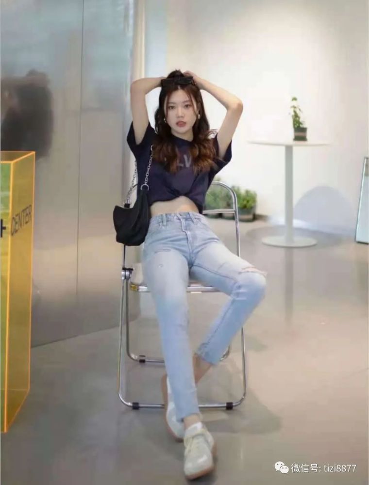 宽松大版t恤下面搭配什么衣服好看