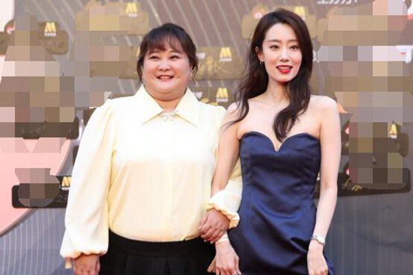 张小斐挽贾玲走红毯抓拍的这一幕戳穿娱乐圈姐妹情的真相