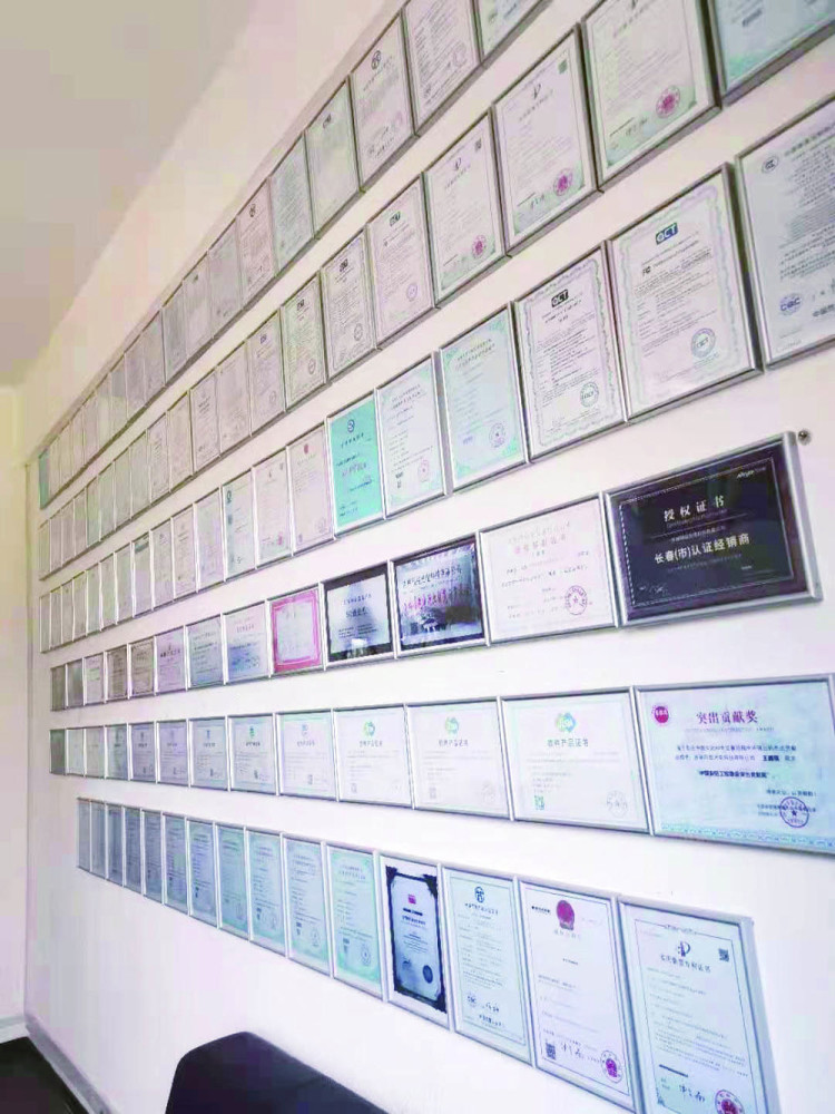 展示室内,一面由几十张荣誉资质和60张专利证书组成的"荣誉墙"十分吸