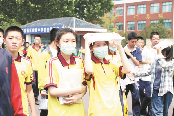 6月13日,在淄博高新区实验中学门口,考完语文后,考生们陆续走出考点.