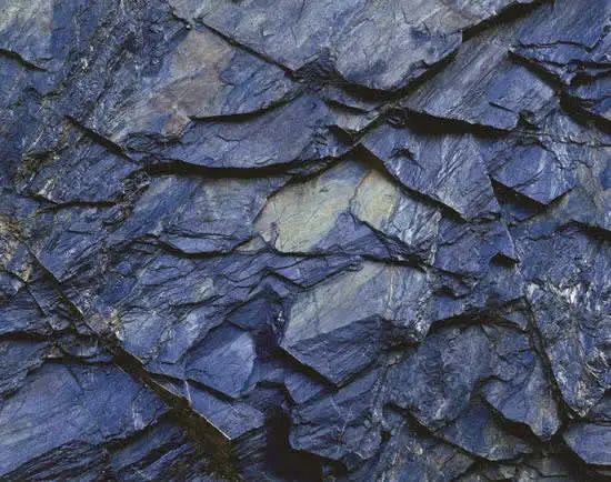 变质岩中的矿物重结晶明显,岩石具有特定的结构和构造,特别是片理构造