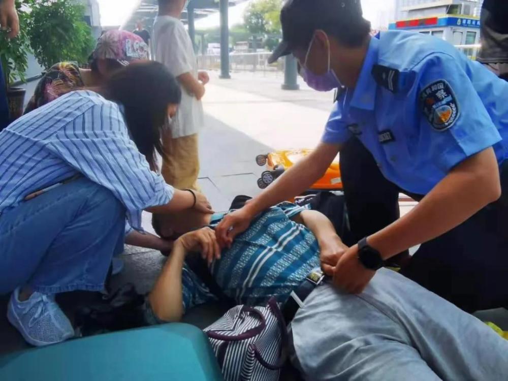 老人口吐白沫咋回事_我家小博美现在老是吐白沫 也喝水,喝了就吐,无精打采的