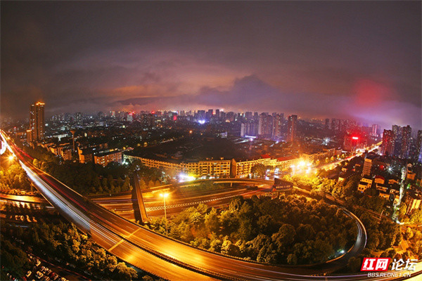 摄影:罗顺友▲图说:图为6月14日株洲市东环路红旗立交桥雨后夜景.