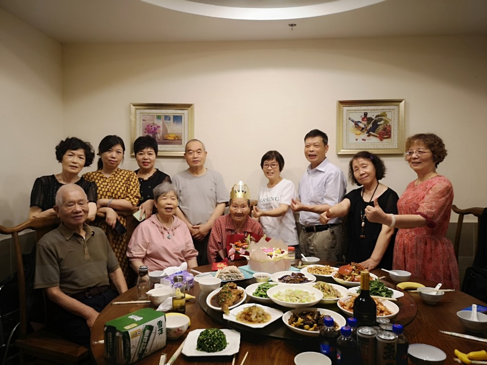 原来今天是杭州博养医院五病区老人王阿莲奶奶的百岁生日,因为疫情